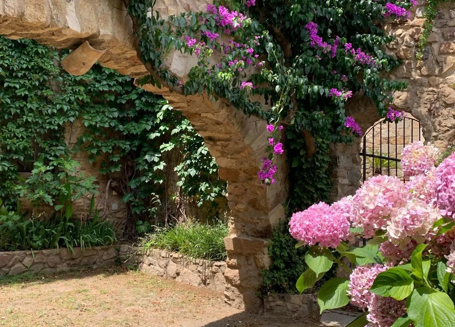 Capmany Els Racons Del Fort Castle Hosting Up To 18 People וילה
