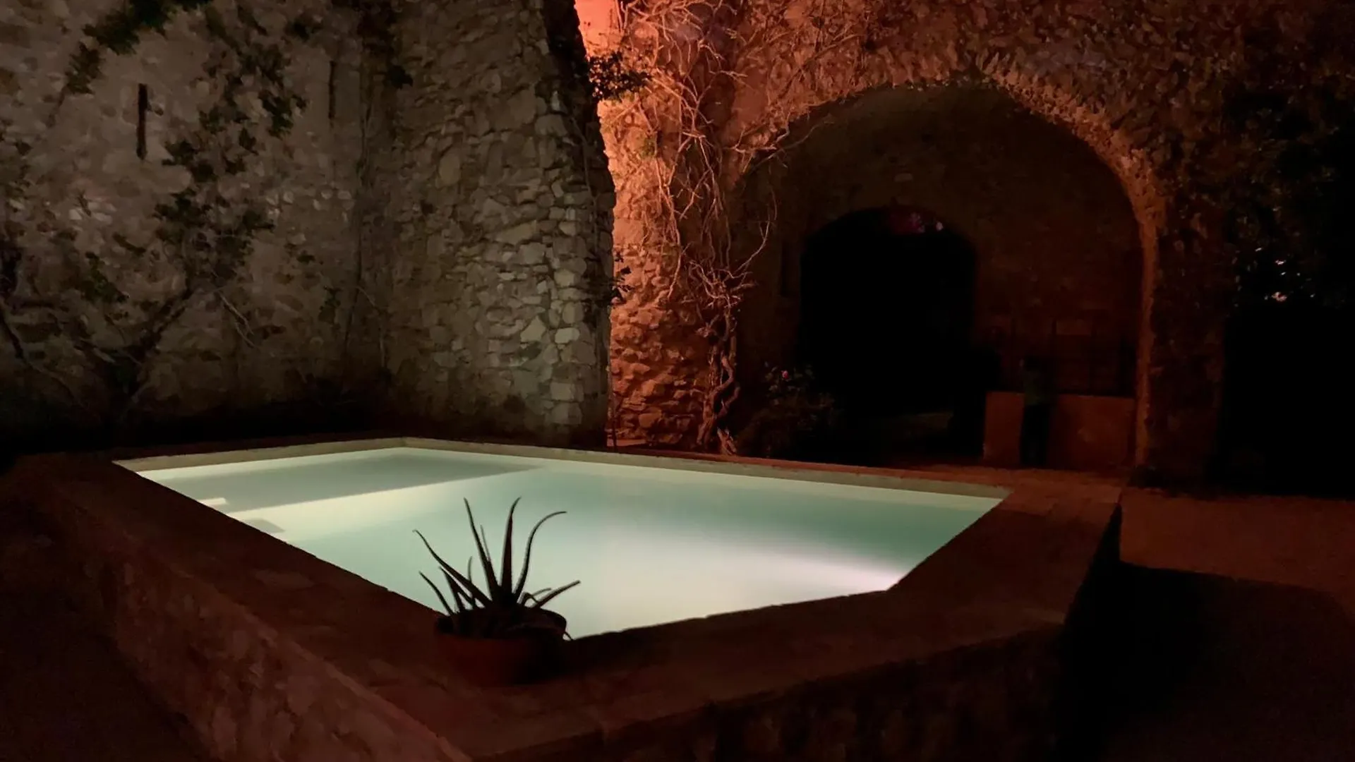 Capmany Els Racons Del Fort Castle Hosting Up To 18 People