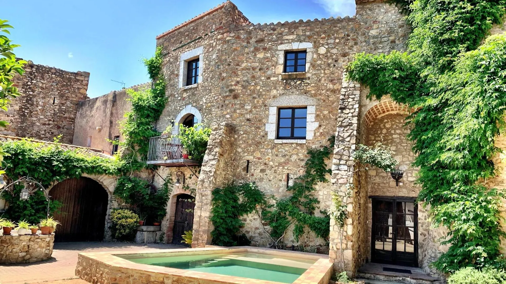 Capmany Els Racons Del Fort Castle Hosting Up To 18 People